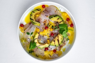 Logo ’OFYR’ gravé sur une surface métallique sombre et texturée.