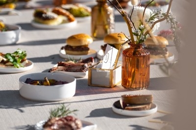 Logo ’OFYR’ gravé sur une surface métallique sombre et texturée.