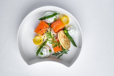 Logo ’OFYR’ gravé sur une surface métallique sombre et texturée.