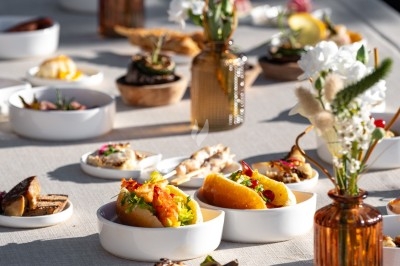 Logo ’OFYR’ gravé sur une surface métallique sombre et texturée.