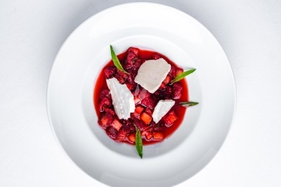 Logo ’OFYR’ gravé sur une surface métallique sombre et texturée.