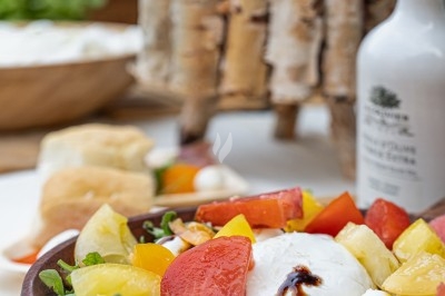 Logo ’OFYR’ gravé sur une surface métallique sombre et texturée.