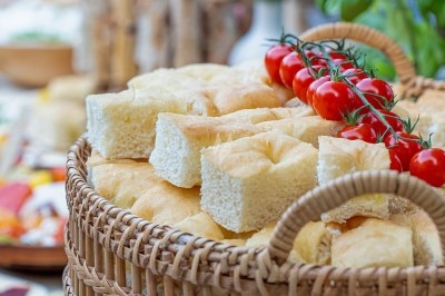 Logo ’OFYR’ gravé sur une surface métallique sombre et texturée.