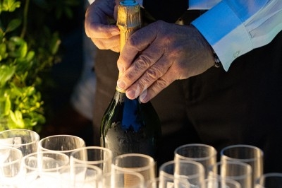 Logo ’OFYR’ gravé sur une surface métallique sombre et texturée.