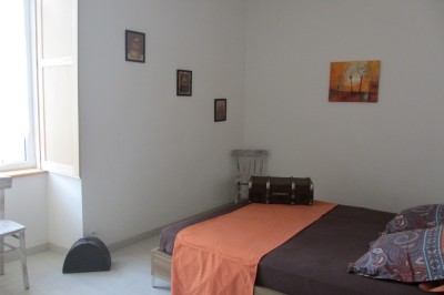 Miniature Location salle Montilliers (Maine-et-Loire) - Le Parc de Tirpoil #20 Cuisine professionnelle avec carrelage blanc, plan de travail en inox, évier, cuisinière et hotte.