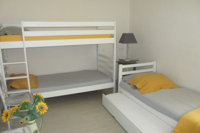 Miniature Location salle Montilliers (Maine-et-Loire) - Le Parc de Tirpoil #22 Cuisine professionnelle avec carrelage blanc, plan de travail en inox, évier, cuisinière et hotte.