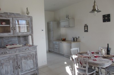 Miniature Location salle Montilliers (Maine-et-Loire) - Le Parc de Tirpoil #23 Cuisine professionnelle avec carrelage blanc, plan de travail en inox, évier, cuisinière et hotte.