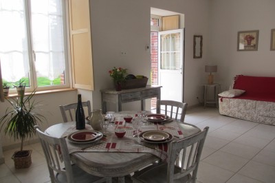 Miniature Location salle Montilliers (Maine-et-Loire) - Le Parc de Tirpoil #19 Cuisine professionnelle avec carrelage blanc, plan de travail en inox, évier, cuisinière et hotte.