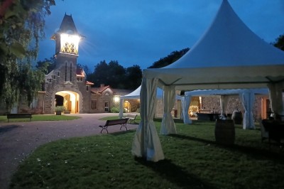 Miniature Location salle Montilliers (Maine-et-Loire) - Le Parc de Tirpoil #16 Cuisine professionnelle avec carrelage blanc, plan de travail en inox, évier, cuisinière et hotte.