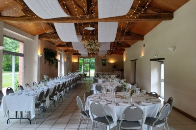 Miniature Location salle Montilliers (Maine-et-Loire) - Le Parc de Tirpoil #6 Cuisine professionnelle avec carrelage blanc, plan de travail en inox, évier, cuisinière et hotte.