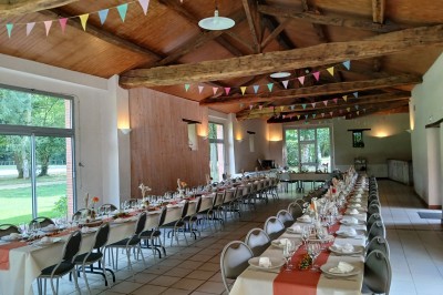Miniature Location salle Montilliers (Maine-et-Loire) - Le Parc de Tirpoil #5 Cuisine professionnelle avec carrelage blanc, plan de travail en inox, évier, cuisinière et hotte.