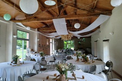 Miniature Location salle Montilliers (Maine-et-Loire) - Le Parc de Tirpoil #2 Cuisine professionnelle avec carrelage blanc, plan de travail en inox, évier, cuisinière et hotte.