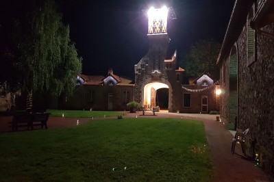 Miniature Location salle Montilliers (Maine-et-Loire) - Le Parc de Tirpoil #17 Cuisine professionnelle avec carrelage blanc, plan de travail en inox, évier, cuisinière et hotte.