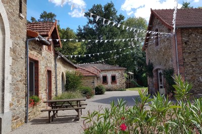 Miniature Location salle Montilliers (Maine-et-Loire) - Le Parc de Tirpoil #11 Cuisine professionnelle avec carrelage blanc, plan de travail en inox, évier, cuisinière et hotte.