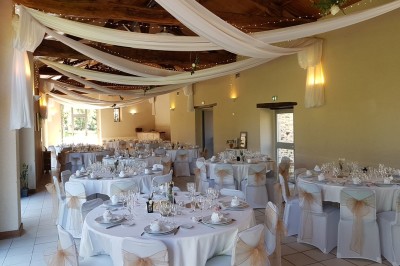 Miniature Location salle Montilliers (Maine-et-Loire) - Le Parc de Tirpoil #4 Cuisine professionnelle avec carrelage blanc, plan de travail en inox, évier, cuisinière et hotte.