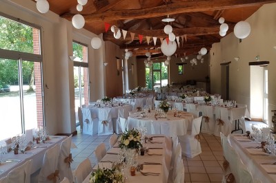 Miniature Location salle Montilliers (Maine-et-Loire) - Le Parc de Tirpoil #7 Cuisine professionnelle avec carrelage blanc, plan de travail en inox, évier, cuisinière et hotte.