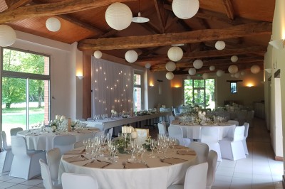 Miniature Location salle Montilliers (Maine-et-Loire) - Le Parc de Tirpoil #3 Cuisine professionnelle avec carrelage blanc, plan de travail en inox, évier, cuisinière et hotte.