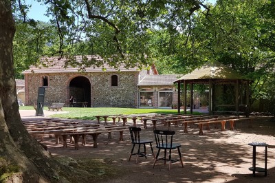 Miniature Location salle Montilliers (Maine-et-Loire) - Le Parc de Tirpoil #9 Cuisine professionnelle avec carrelage blanc, plan de travail en inox, évier, cuisinière et hotte.