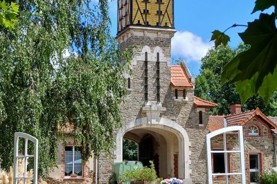 Miniature Location salle Montilliers (Maine-et-Loire) - Le Parc de Tirpoil #14 Cuisine professionnelle avec carrelage blanc, plan de travail en inox, évier, cuisinière et hotte.