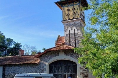Miniature Location salle Montilliers (Maine-et-Loire) - Le Parc de Tirpoil #13 Cuisine professionnelle avec carrelage blanc, plan de travail en inox, évier, cuisinière et hotte.