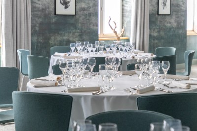 Assiette blanche contenant une présentation soignée de fraises, feuilles et sauce rouge sur un motif doré.