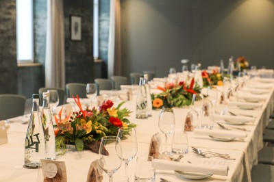 Assiette blanche contenant une présentation soignée de fraises, feuilles et sauce rouge sur un motif doré.