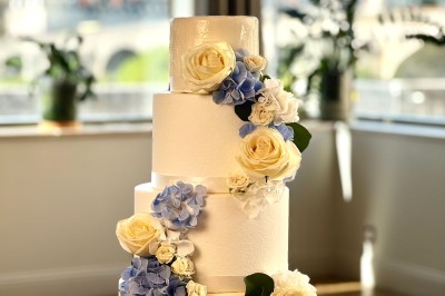 Assiette blanche contenant une présentation soignée de fraises, feuilles et sauce rouge sur un motif doré.
