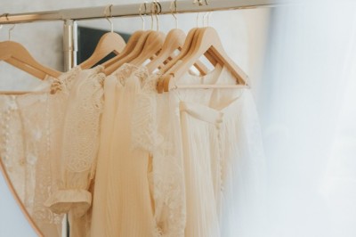 Assiette blanche contenant une présentation soignée de fraises, feuilles et sauce rouge sur un motif doré.