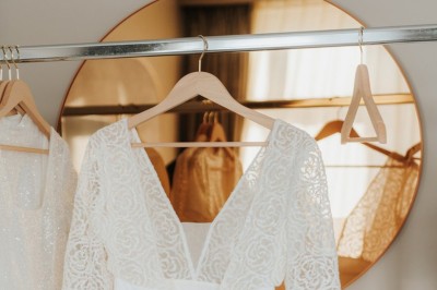 Assiette blanche contenant une présentation soignée de fraises, feuilles et sauce rouge sur un motif doré.