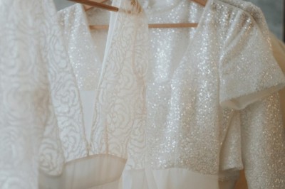 Assiette blanche contenant une présentation soignée de fraises, feuilles et sauce rouge sur un motif doré.