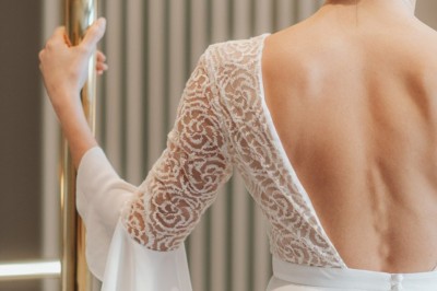 Assiette blanche contenant une présentation soignée de fraises, feuilles et sauce rouge sur un motif doré.