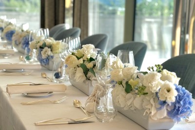 Assiette blanche contenant une présentation soignée de fraises, feuilles et sauce rouge sur un motif doré.