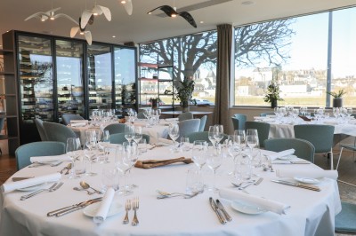Miniature Location salle Blois (Loir-et-Cher) - Fleur de Loire #6 Assiette blanche avec un dessert raffiné composé de fraises, d'une sauce rouge et de décorations artistiques.
