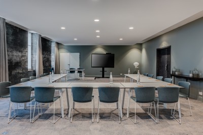 Miniature Location salle Blois (Loir-et-Cher) - Fleur de Loire #2 Assiette blanche avec un dessert raffiné composé de fraises, d'une sauce rouge et de décorations artistiques.