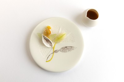 Miniature Location salle Blois (Loir-et-Cher) - Fleur de Loire #12 Assiette blanche avec un dessert raffiné composé de fraises, d'une sauce rouge et de décorations artistiques.