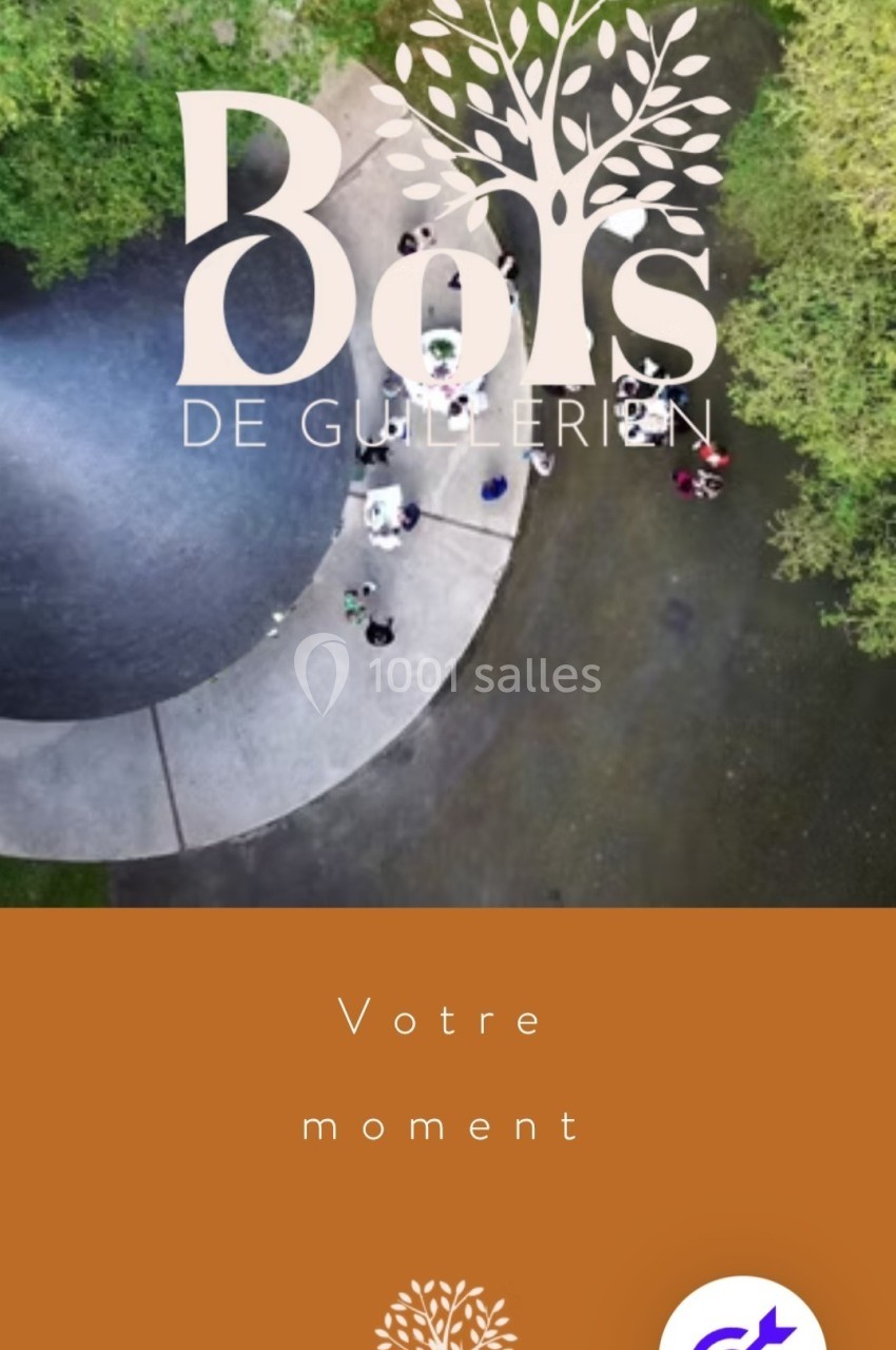 Vue aérienne d'un espace circulaire entouré de verdure avec des personnes rassemblées, logo et texte superposés.