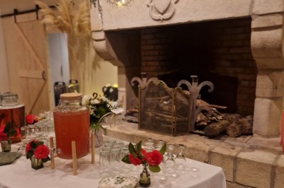 Miniature Ambiance cocktail Sculpture colorée en forme d'oiseau devant un bâtiment en bois avec l'inscription ’Bois des Guillemins’.