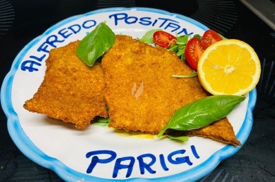 Miniature Traiteur Paris 6 (Paris) - Alfredo Positano #37 Tranches de steak saignant garnies de brins de romarin, servies sur une assiette.