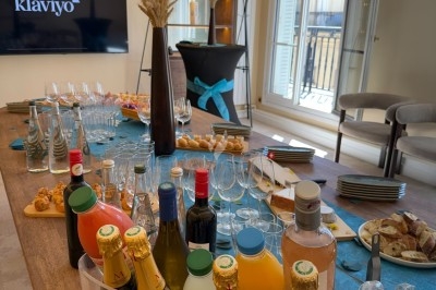 Plateaux en bois avec fromages suisses, petits pains garnis et amuse-bouches décorés de fleurs comestibles.