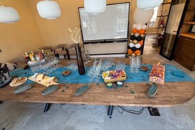 Plateaux en bois avec fromages suisses, petits pains garnis et amuse-bouches décorés de fleurs comestibles.