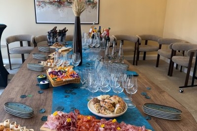 Plateaux en bois avec fromages suisses, petits pains garnis et amuse-bouches décorés de fleurs comestibles.