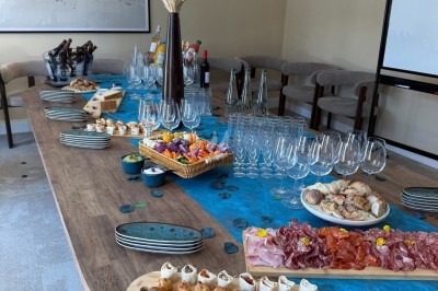 Plateaux en bois avec fromages suisses, petits pains garnis et amuse-bouches décorés de fleurs comestibles.