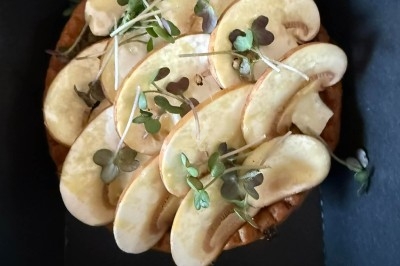 Tour de choux caramélisés décorée de fleurs en sucre roses et bleues, assemblée pour un dessert festif.