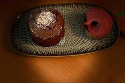 Tour de choux caramélisés décorée de fleurs en sucre roses et bleues, assemblée pour un dessert festif.