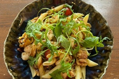 Tour de choux caramélisés décorée de fleurs en sucre roses et bleues, assemblée pour un dessert festif.