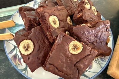 Tour de choux caramélisés décorée de fleurs en sucre roses et bleues, assemblée pour un dessert festif.