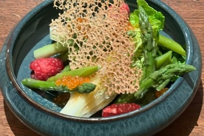 Tour de choux caramélisés décorée de fleurs en sucre roses et bleues, assemblée pour un dessert festif.