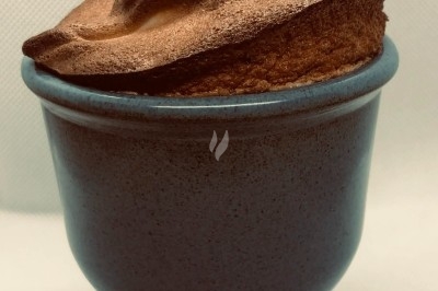 Tour de choux caramélisés décorée de fleurs en sucre roses et bleues, assemblée pour un dessert festif.