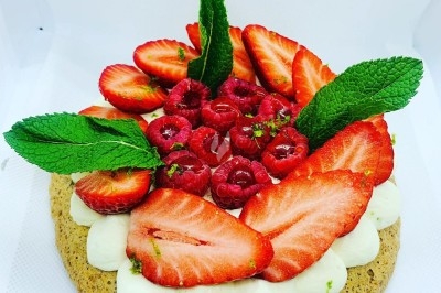 Tour de choux caramélisés décorée de fleurs en sucre roses et bleues, assemblée pour un dessert festif.