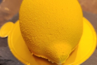 Miniature Traiteur Marseille 11 (Bouches-du-Rhône) - Les Very Traiteur #17 Calamar farci servi dans une sauce crémeuse aux herbes, présenté dans une assiette noire.